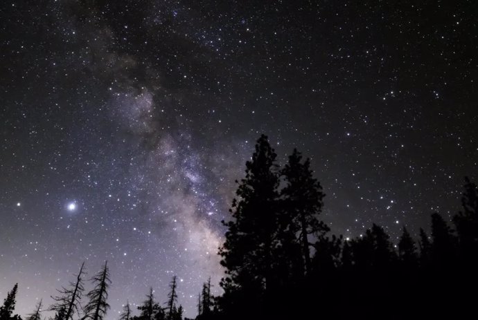 Los astrónomos y observadores de estrellas de todo el mundo deberían estar atentos antes del amanecer del 3 de junio a un “desfile planetario”, una alineación flexible de seis de nuestros mundos vecinos: Mercurio, Marte, Júpiter, Saturno, Neptuno y Urano,