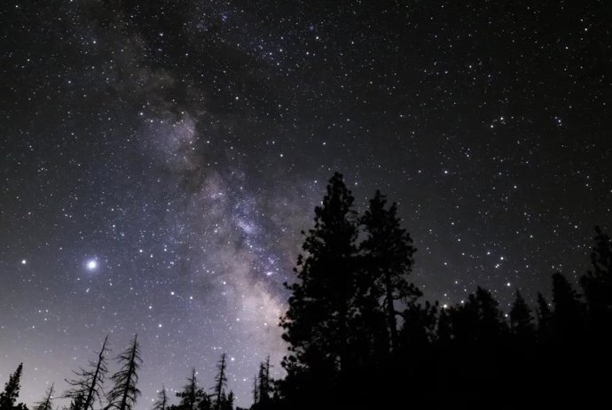 Los astrónomos y observadores de estrellas de todo el mundo deberían estar atentos antes del amanecer del 3 de junio a un desfile planetario, una alineación flexible de seis de nuestros mundos vecinos: Mercurio, Marte, Júpiter, Saturno, Neptuno y Uran