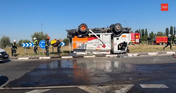 Archivo - Vuelca un camión cisterna con gasóil en la M-404, en Titulcia