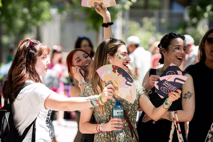 Varias fans de Taylor Swift 'swifties' esperan en las inmediaciones del Estadio Santiago Bernabéu, antes del segundo concierto de la cantante, a 30 de mayo de 2024, en Madrid (España).