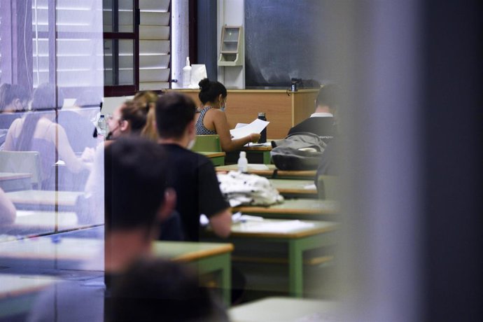 Archivo -  Imatge d'arxiu d'un examen de selectivitat