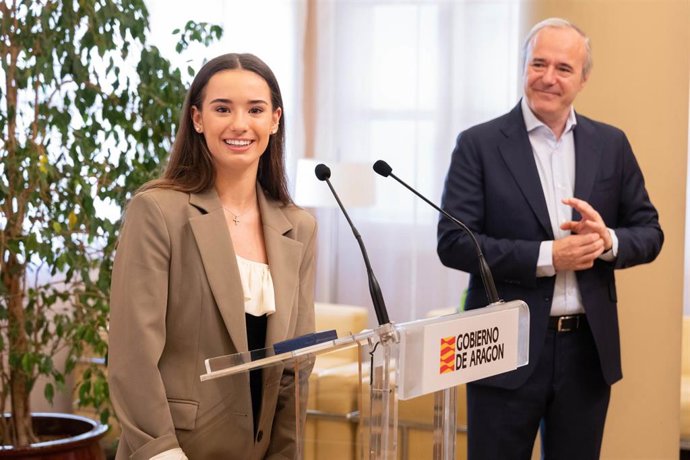La gimnasta aragonesa Inés Bergua, durante su visita al edificio Pignatelli en presencia del presidente del Gobierno de Aragón, Jorge Azcón.
