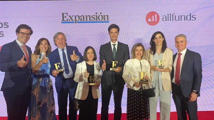 Lily Corredor, Directora General De Ibercaja Gestión, Acompañada Por Parte De Su Equipo Recogiendo El Galardón En La Gala De Los Premios Celebrada En Madrid