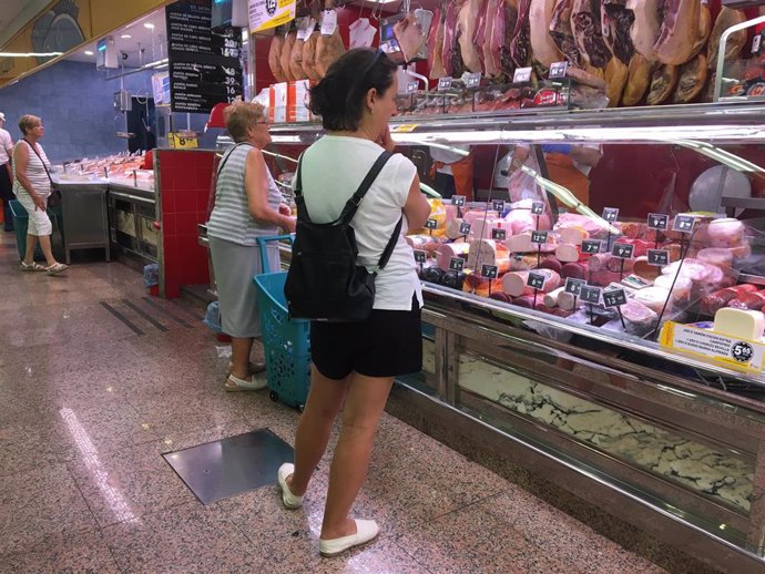 Archivo - Gente comprando en un mercado