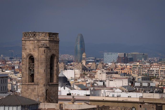 Archivo - Vista panorámica de Barcelona, con La Torre Agbar al fondo.