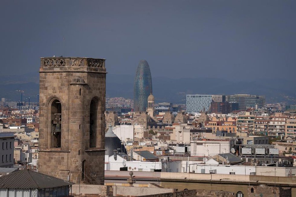 Archivo - Vista panorámica de Barcelona, con La Torre Agbar al fondo.