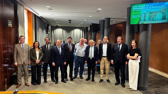 Foto de familia de VOX con los ponentes de la jornada que tuvo lugar en las Cortes el 24 de mayo.