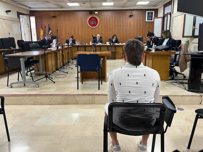 El acusado de violar a una menor en Mallorca, sentado para el juicio en la Audiencia Provincial.