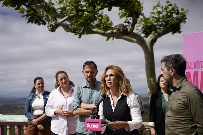 La cabeza de lista de Sumar a las elecciones europeas, Estrella Galán, con los también candidatos Florent Marcellesi y Andeka Larrea, y la representante de la coalición en Euskadi, Alba García, en un acto de campaña en Laguardia (Álava)
