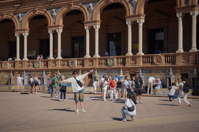 Turistas en la Plaza de España. A 10 de mayo de 2024, en Sevilla (Andalucía, España). (Foto de archivo).