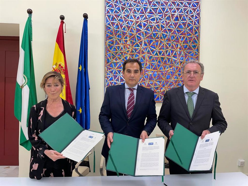 El consejero de Justicia, Administración Local y Función Pública, José Antonio Nieto, y  los presidentes de la Abogacía Española y de Cadeca, Victoria Ortega y Federico Fernández .