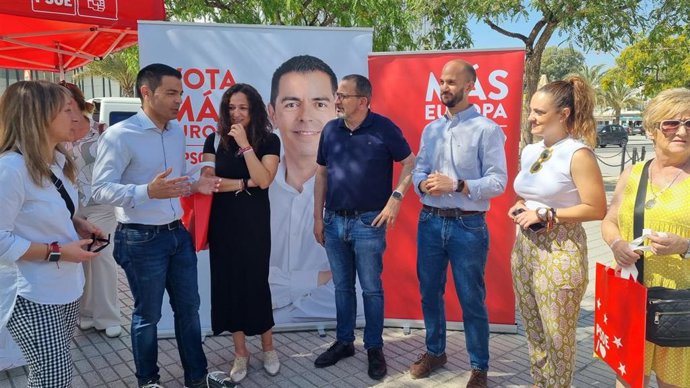 El candidato socialista a las elecciones europeas, Marcos Ros, primero por la izquierda