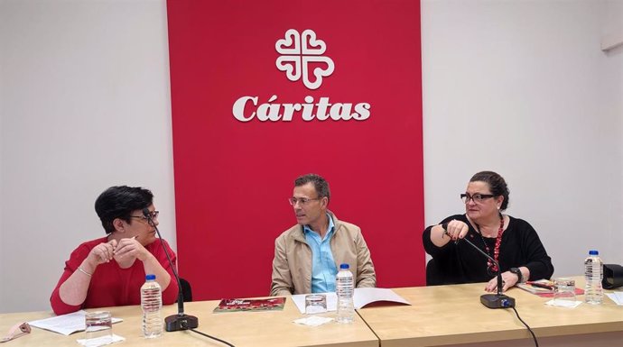 La directora de Cáritas Diocesana Oviedo, Elsa Suárez, el secretario general de la entidad, Ramón Méndez, y la responsable del servicio de análisis y estudios, Pilar Díaz presentan la memoria de 2023 en rueda de prensa.