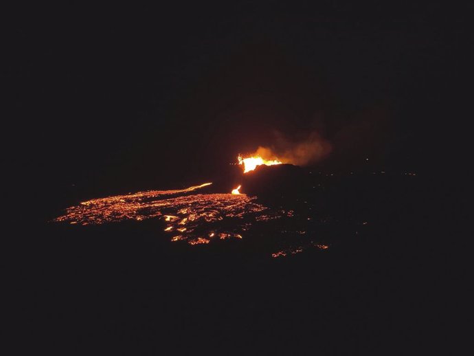 Archivo - April 8, 2024, Grindavik, Iceland: Lava spews from the a new fissure on the Sundhnúkur crater of the Fagradalsfjall volcano along the Reykjanes peninsula of south-west Iceland, April 8, 2024 near Grindavik, Iceland. The eruption between Hagafell