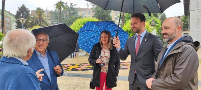 Álvaro Queipo, Segundo Por La Derecha