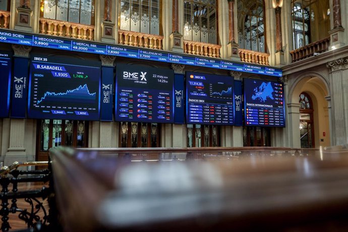 Un panel del Ibex 35, en el Palacio de la Bolsa, a 22 de mayo de 2024, en Madrid (España). 