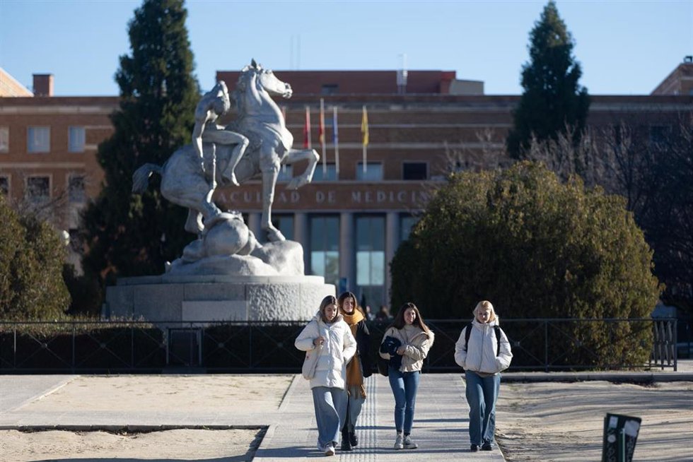 Archivo - Estudiantes universitarios en el campus de la Universidad Complutense