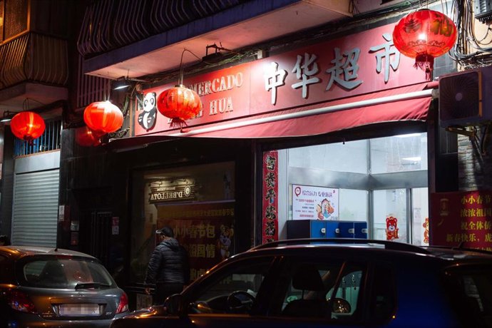 Archivo - Decoración del año nuevo chino en el distrito de Usera