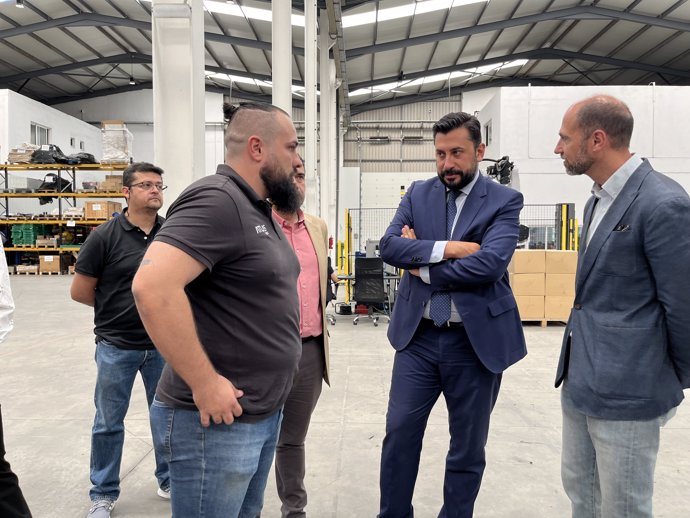 Díaz-Pache visita a la empresa Atlas Robots, en Valdemoro