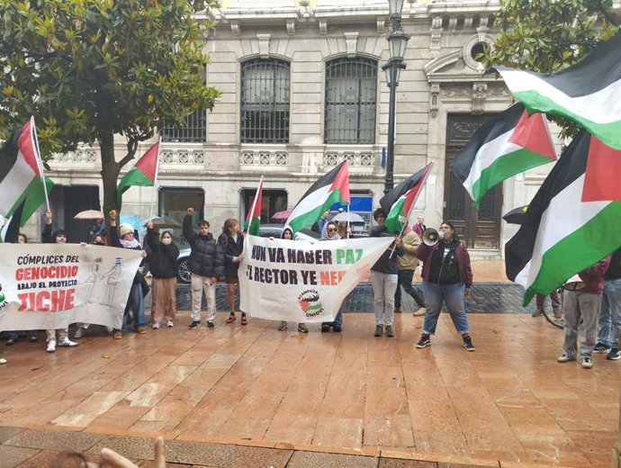 Imagen de la protesta celebrada durante la toma de posesión del rector de la Universidad de Oviedo, Ignacio Villaverde.