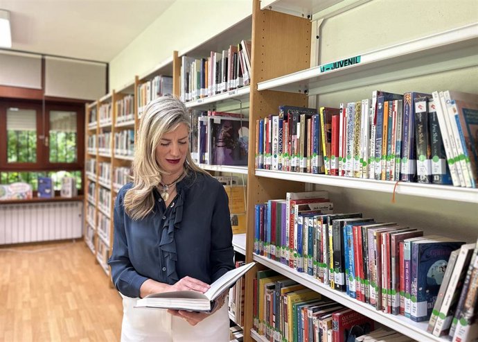 La concejala de Educación y Cultura, Irene Carvajal, en la Biblioteca de Verano de Campo Grande en Valladolid.