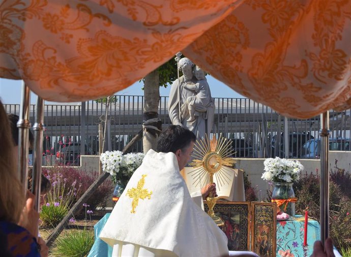 Momento de la procesión del CEU San Pablo Sevilla.