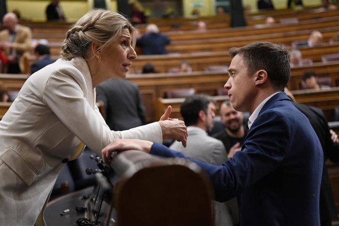 Archivo - La vicepresidenta segunda y ministra de Trabajo y Economía Social, Yolanda Díaz, y el diputado de Sumar en Congreso, Iñigo Errejón, conversan durante una sesión plenaria en el Congreso de los Diputados, a 6 de febrero de 2024, en Madrid (Españ