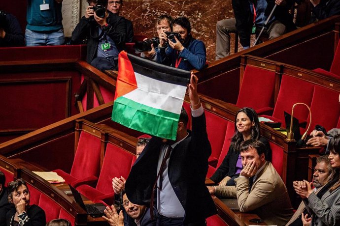 El diiputado Sébastien Delogu exhibe la bandera palestina en la Asamblea Nacional de Francia