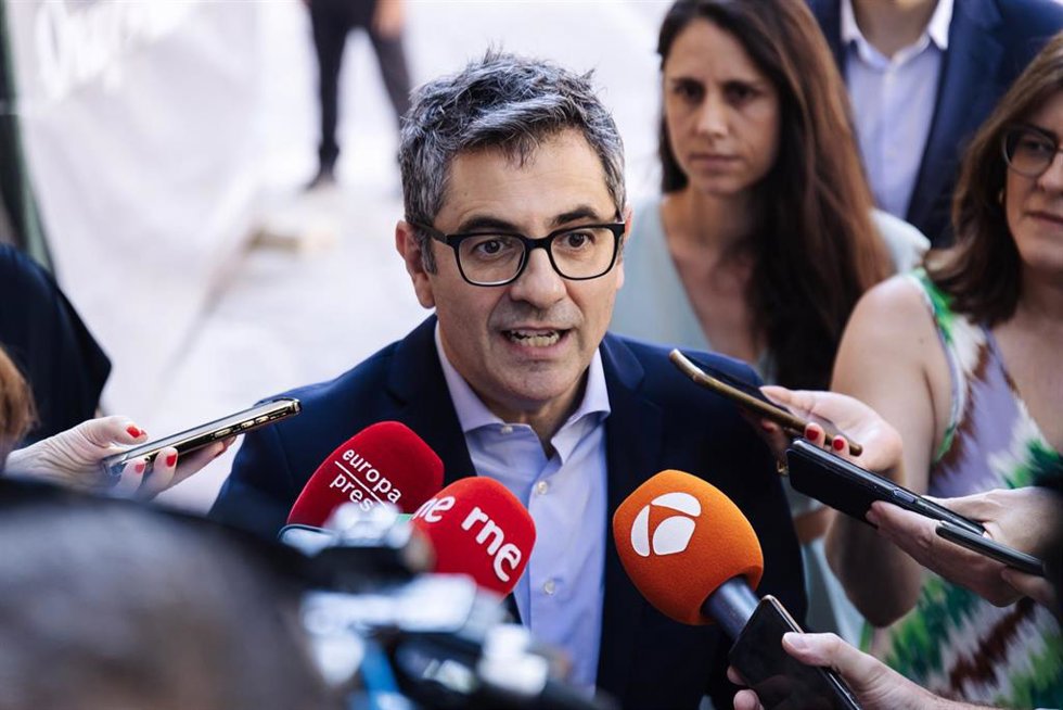 El ministro de la Presidencia, Justicia y Relaciones con las Cortes, Félix Bolaños, ofrece declaraciones a los medios a su llegada a un acto en la Fundación ONCE, a 29 de mayo de 2024, en Madrid (España). 