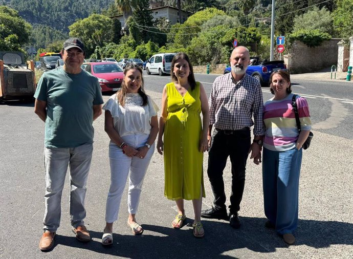 La candidata socialista de Baleares al Parlamento Europeo, Alícia Homs (c), en una visita a Sóller.