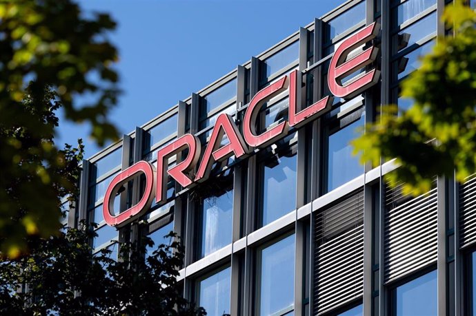 Archivo - FILED - 25 September 2023, Bavaria, Munich: The logo of the software and hardware manufacturer Oracle can be seen at the German headquarters. Photo: Sven Hoppe/dpa