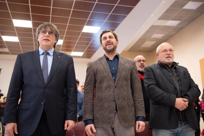 Archivo - El presidente del Consell de la República, Carles Puigdemont (i), y el vicepresidente del Consell de la República y eurodiputado de Junts, Toni Comín (c), durante la constitución de la Asamblea Territorial del Consell de la República, a 2 de mar