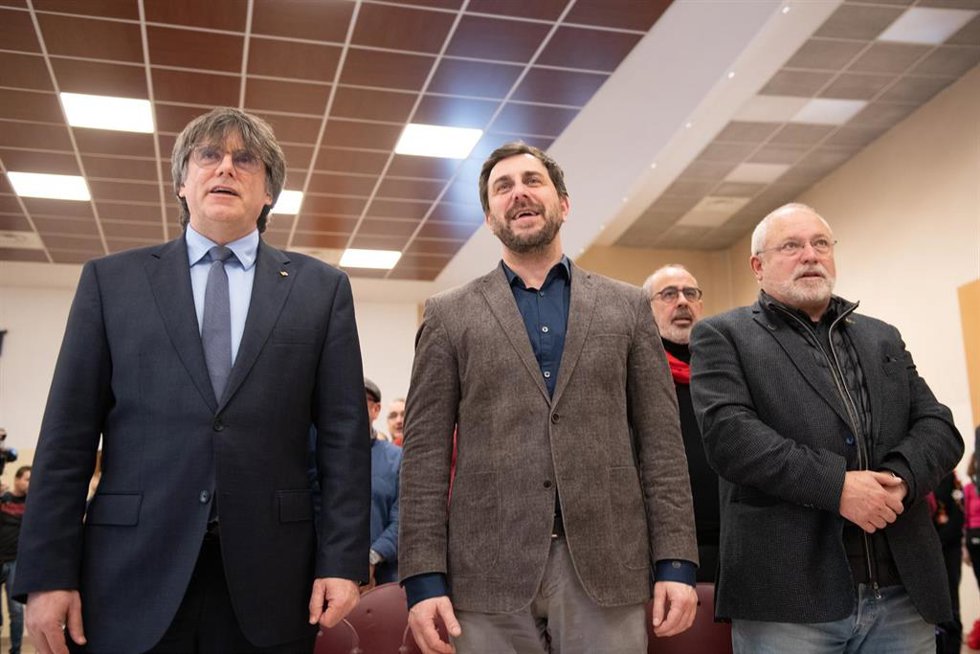 Archivo - El presidente del Consell de la República, Carles Puigdemont (i), y el vicepresidente del Consell de la República y eurodiputado de Junts, Toni Comín (c), durante la constitución de la Asamblea Territorial del Consell de la República, a 2 de m