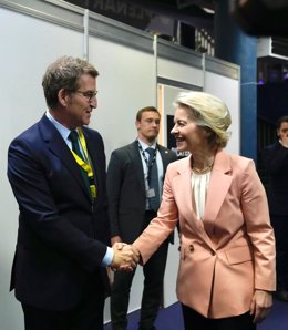 Archivo - El presidente del PP, Alberto Núñez Feijóo, se reúne con la presidenta de la Comisión Europea, Ursula von der Leyen, en el Congreso del PPE que se celebra en Bucarest (Rumania).