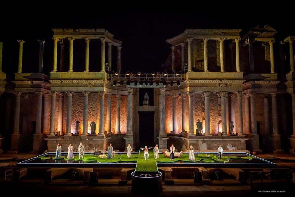 Archivo - Representación de 'Metamorfosis' en el Teatro Romano de Mérida en la edición de 2019.