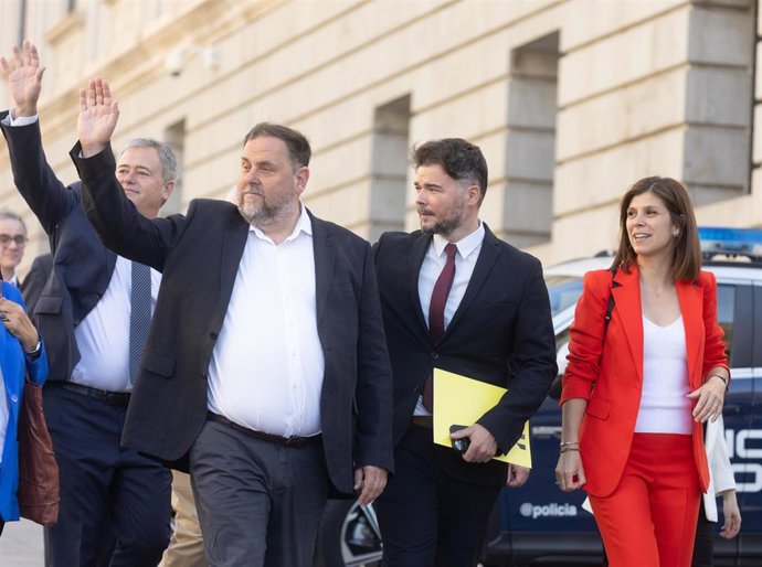 (I-D) El presidente de ERC, Oriol Junqueras; el portavoz de ERC en el Congreso, Gabriel Rufián y la secretaria general adjunta de ERC, Marta Vilalta, a su llegada al pleno en el Congreso de los Diputados, a 30 de mayo de 2024, en Madrid (España).
