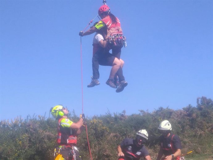 Archivo - Bomberos del 112 rescatan a una peregrina que sufrió un golpe de calor cuando hacía el Camino de Santiago por la costa