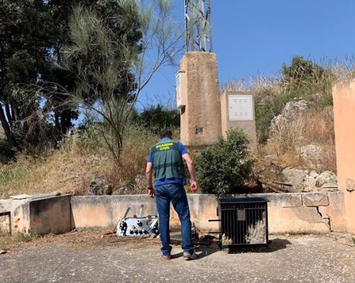 Un agente de la Guardia Civil inspecciona una torre eléctrica.