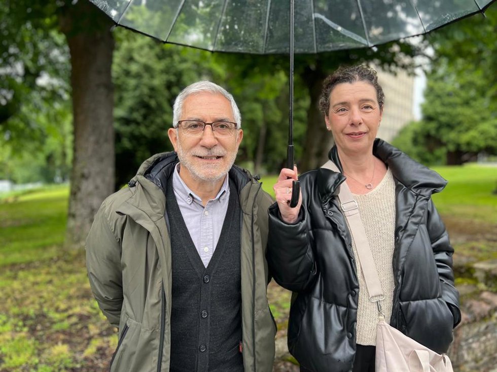 Los concejales de IU-Convocatoria por Oviedo Gaspar Llamazares (Portavoz) y Cristina Pontón, en los terrenos del viejo HUCA.