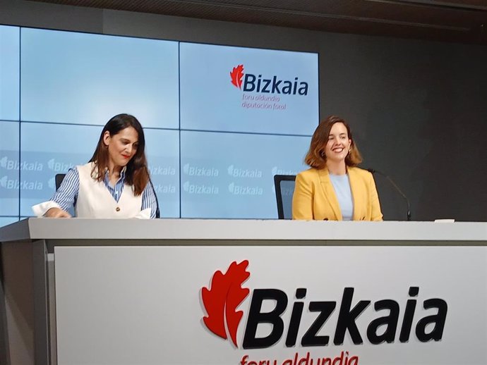 La portavoz de la Diputación de Bizkaia, Leixuri Arrizabalaga, y la diputada de Hacienda y Finanzas, Itxaso Berrojalbiz, en la rueda de prensa posterior al Consejo de Gobierno foral, en Bilbao.