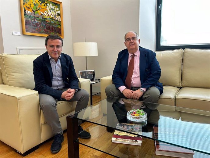 El presidente de la Diputación de Badajoz, Miguel Ángel Gallardo, y el alcalde de Zafra, Juan Carlos Fernández, en una reunión.