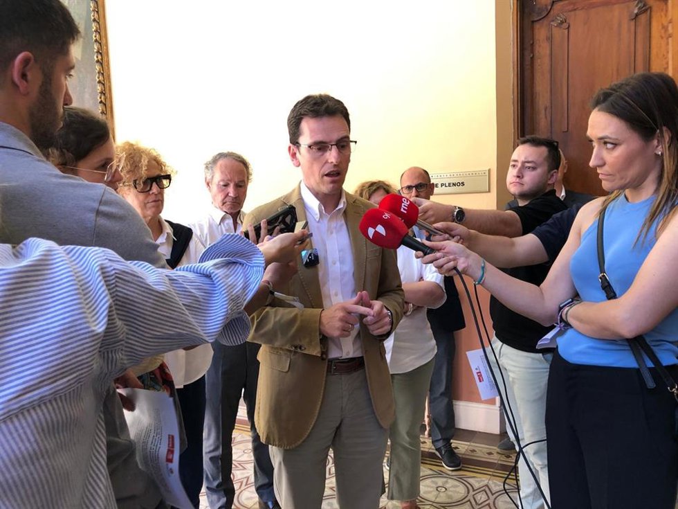 El portavoz de PSOE de Valladolid, Pedro Herrero, en una atención a medios
