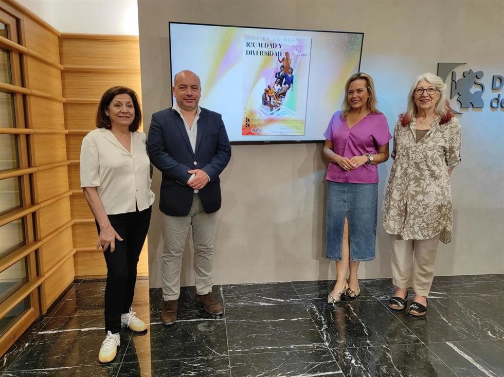 Los diputados provinciales Moreno y Duque (centro), con Consuelo y Carmen, representantes de la Asociación Cultural Cine Cercano, en la presentación de Cine en la Merced.
