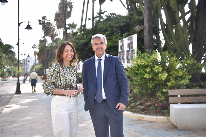 La presidenta del PP de Málaga, Patricia Navarro, junto al al alcalde y presidente local del partido, José María García Urbano, en un acto de la campaña de las elecciones europeas del 9 de junio.