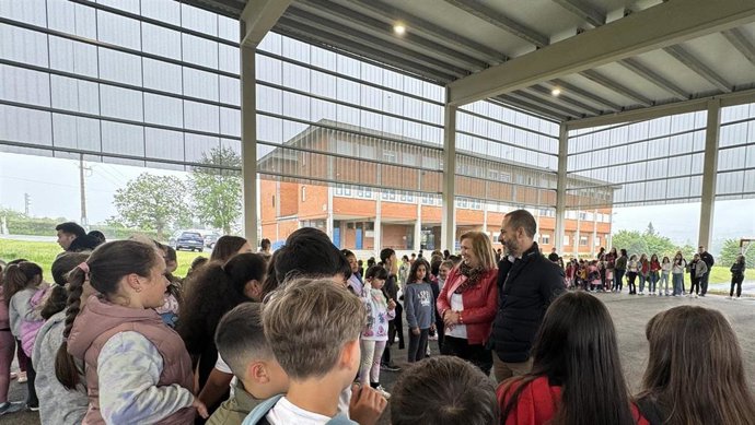 Finalizan las obras de construcción de la cubierta de la pista deportiva del CP Los Campones, en el Berrón.