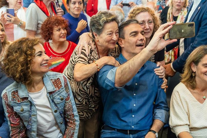 El presidente del Gobierno, Pedro Sánchez,  interactúa con simpatizantes socialistas, a 25 de mayo de 2024, en Sevilla, Andalucía (España).