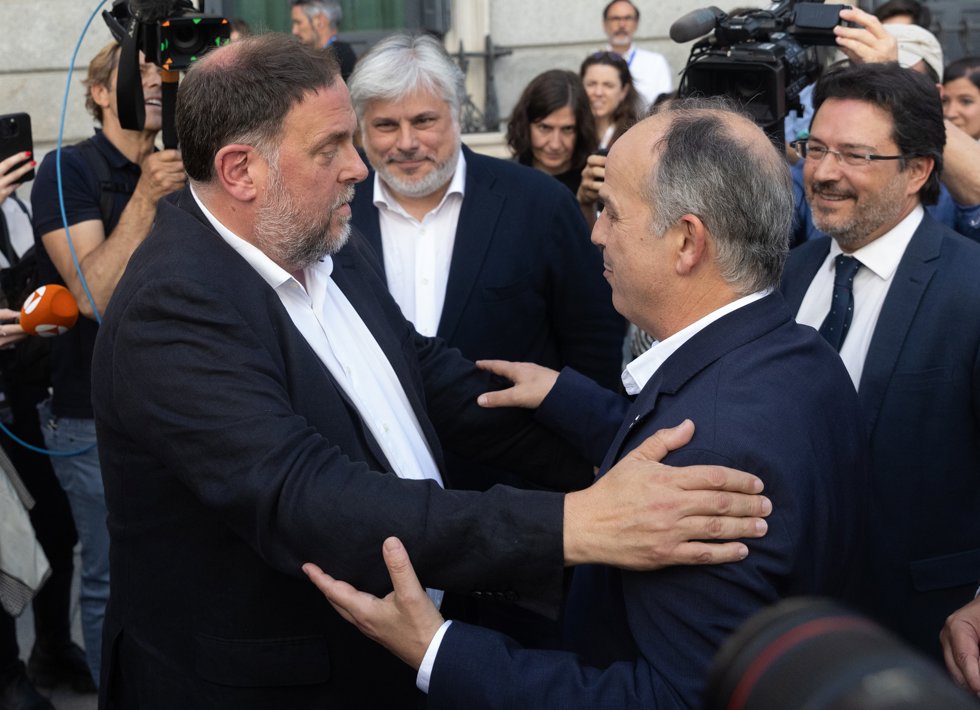 El presidente de ERC, Oriol Junqueras (i) y el secretario general de Junts, Jordi Turull (d), se abrazan tras quedar aprobada la Ley de Amnistía, en el Congreso de los Diputados, a 30 de mayo de 2024, en Madrid (España).