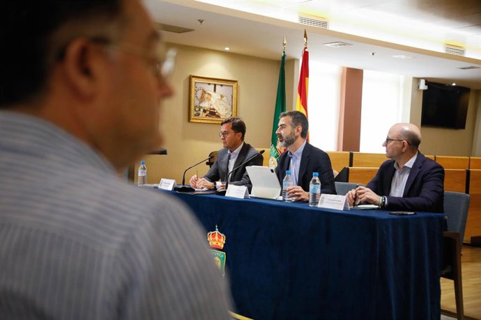 El consejero de Agricultura de la Junta de Andalucía, Ramón Fernández-Pacheco, junto con el alcalde de El Ejido (Almería), Francisco Góngora (PP).