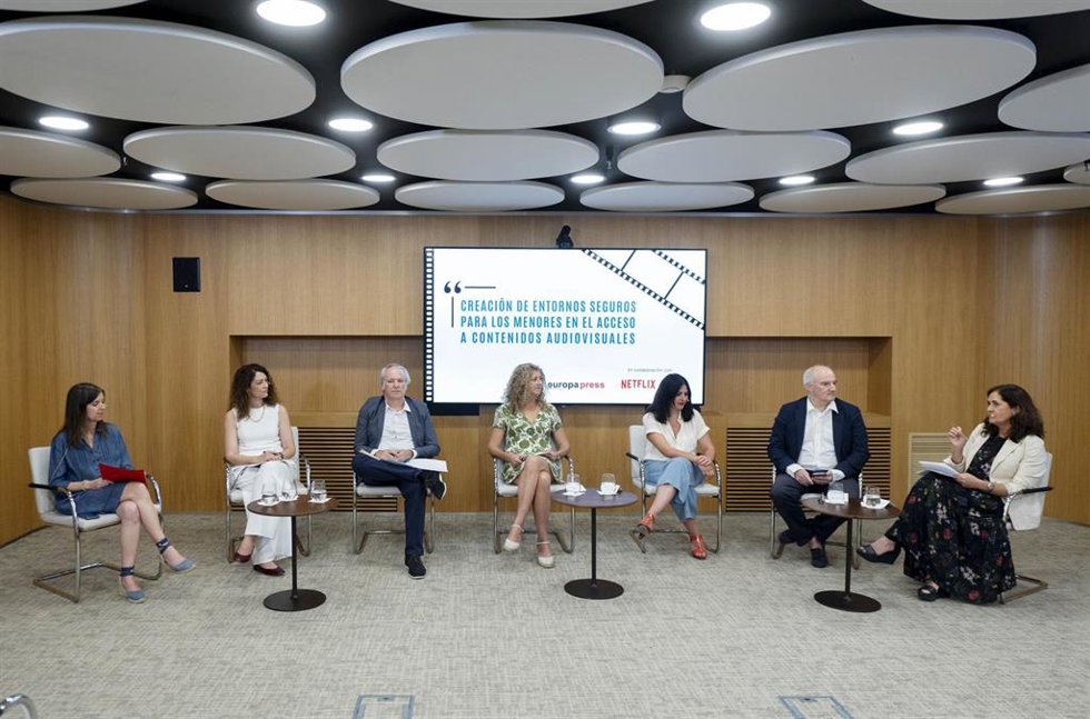 (I-D) La subdirectora de Sociedad y Cultura de Europa Press, Maria Pin; la directora de Políticas Públicas de Netflix para España y Portugal, Esperanza Ibáñez; el Public Affairs and Media Relations, Enrique García; la presidenta y directora general de F