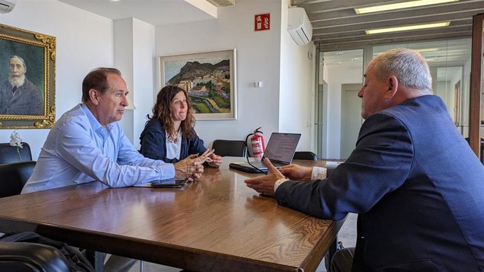 Juan Manuel Lafuente, Francesca Iuculano y Emeterio Moles en el Ayuntamiento de Banyalbufar.